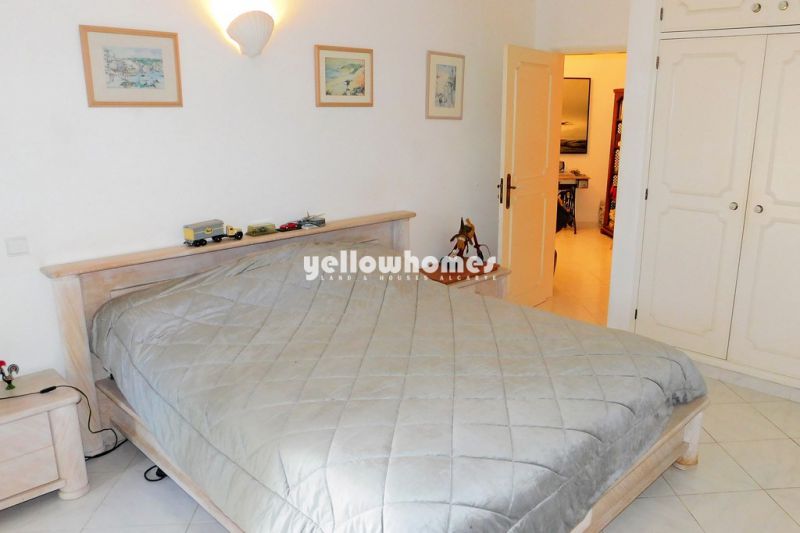 Espaçosa moradia V2 com piscina numa urbanização tranquila perto de Portimão